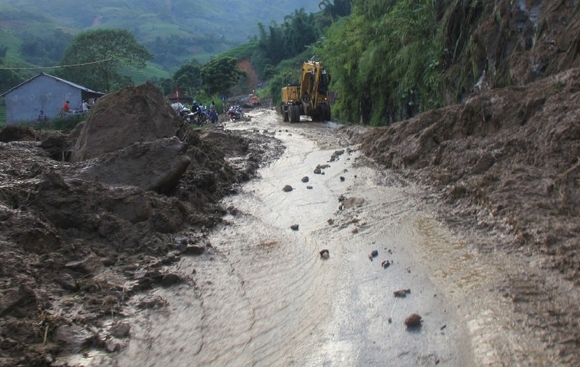 Mưa lớn khiến giao thông Lào Cai tê liệt, hồ chứa 60.000m3 bị sạt lở 