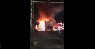 Đang chạy trên quốc lộ 1A, xe tải bất ngờ bốc cháy ngùn ngụt