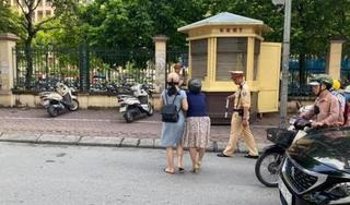 Thực hư thông tin CSGT ra giữa đường kéo ngã 2 phụ nữ đi xe máy 