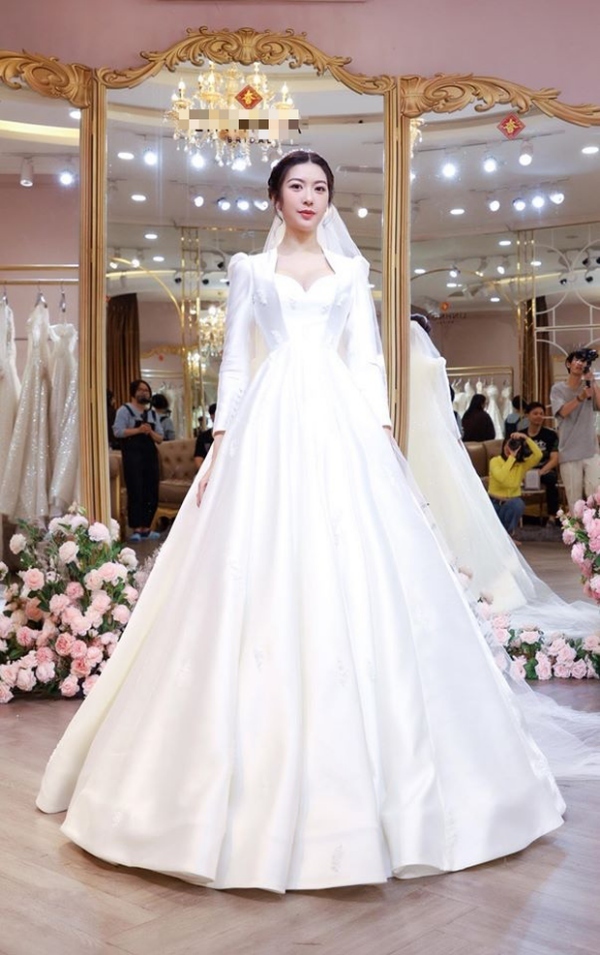 Á hậu Thúy Vân đẹp lộng lẫy trong bộ váy cưới trắng tinh khôi trước hôn lễ