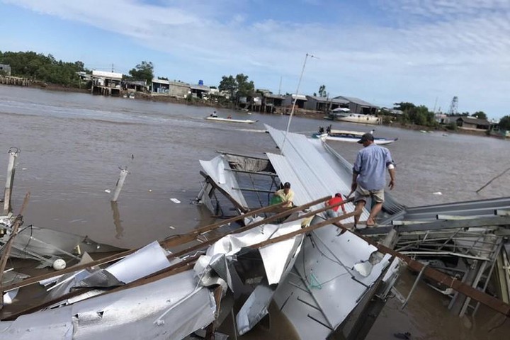 Tin tức trong ngày 5/7, 12 căn nhà bị sụp xuống sông lúc nửa đêm ở Cà Mau