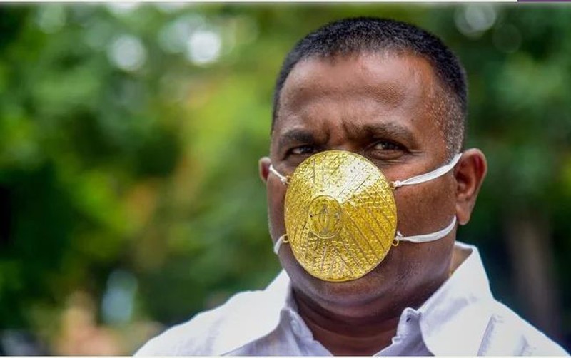 Người đàn ông Ấn Độ đeo khẩu trang bằng vàng 4.000 USD tránh Covid-19