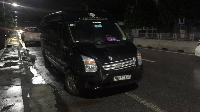 Xe limousine tông chết người đi bộ ở Quảng Ninh