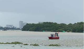 Đang đi cùng bạn, thanh niên bất ngờ leo qua lan can cầu nhảy xuống sông