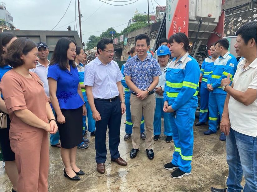 Công đoàn ngành Xây dựng Hà Nội tặng quà công nhân Urenco khi làm việc mùa nắng nóng