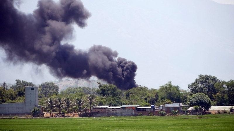 Nhiều cột khói đen cuồn cuộn bốc lên từ vụ cháy ở sân bay ở Ninh Thuận