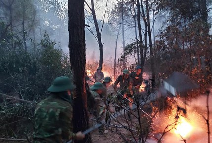 Người phụ nữ đốt rác gây cháy rừng 2 xã, hơn 1.000 người oằn mình dập lửa trong đêm