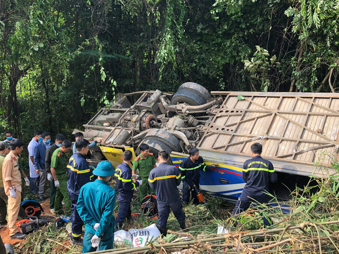 Thêm một nạn nhân nữa tử vong trong vụ xe khách lao xuống vực ở Kon Tum