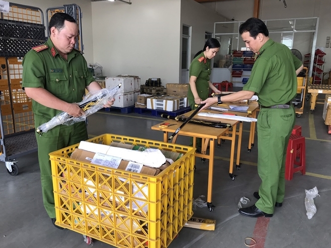53 gói bưu phẩm toàn đao kiếm bị thu giữ tại An Giang