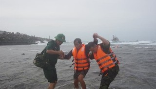 Cứu hộ 19 thuyền viên gặp nạn trên vùng biển Bạch Long Vĩ