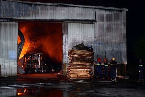 Cháy lớn tại công ty gỗ rộng hàng nghìn m2 ở Hải Phòng