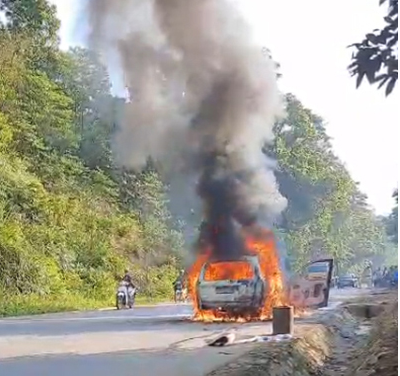 Ô tô con cháy trơ khung khi đang lưu thông trên đường
