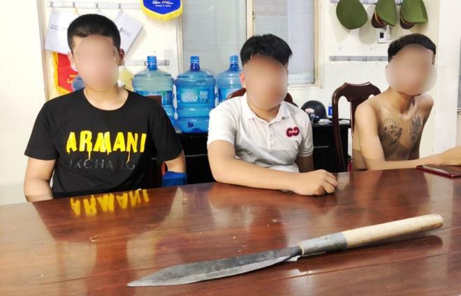 Cảnh sát nổ súng bắt nhóm thanh niên thanh niên vác dao mác đi chém nhau 