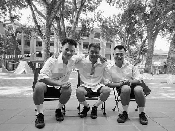 Trên trang cá nhân, nghệ sĩ Xuân Bắc đăng khoảnh khắc vui vẻ bên bộ đôi NSND Công Lý - Tự Long, cả 3 đều diện trang phục học sinh khiến fan thích thú.
