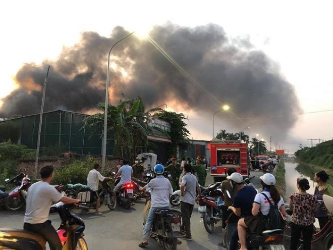 Xưởng sản xuất mũ bảo hiểm ở Hà Nội cháy ngùn ngụt