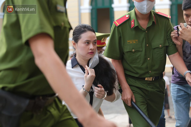 Hot girl Ngọc Miu tiếp tục hầu tòa, rưng rưng xúc động khi gặp lại người thân