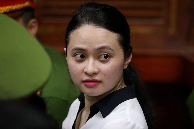 Hot girl Ngọc Miu tiếp tục hầu tòa, rưng rưng xúc động khi gặp lại người thân