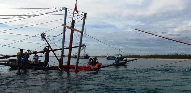 Một tàu câu mực Quảng Nam gặp nạn trên biển