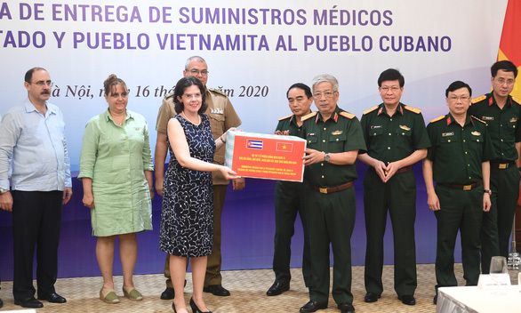 Bộ Quốc phòng Việt Nam trao tặng 3 tấn vật tư y tế cho Cu Ba