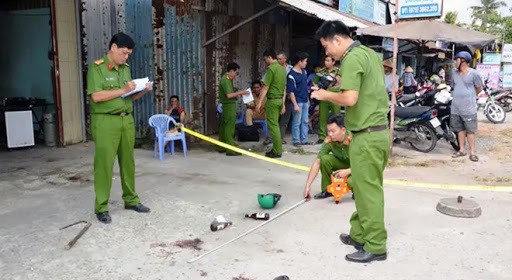 Gần chục thanh niên truy đuổi, chém 1 người lìa tay trái