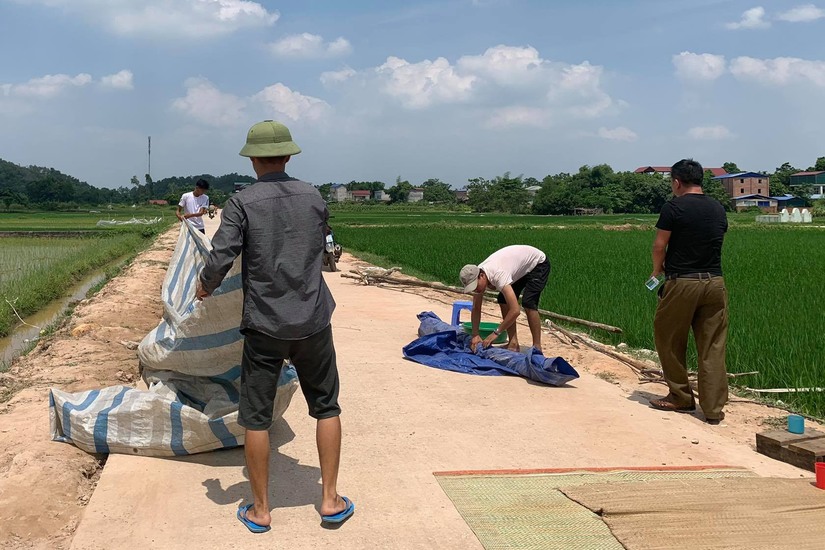 Dân dỡ lều bạt, bãi rác Nam Sơn được thông xe