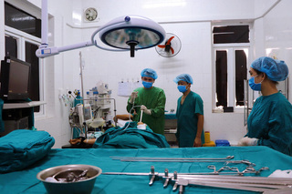 Bệnh nhân nhập viện cấp cứu do miếng thịt vịt mắc kẹt ở thực quản
