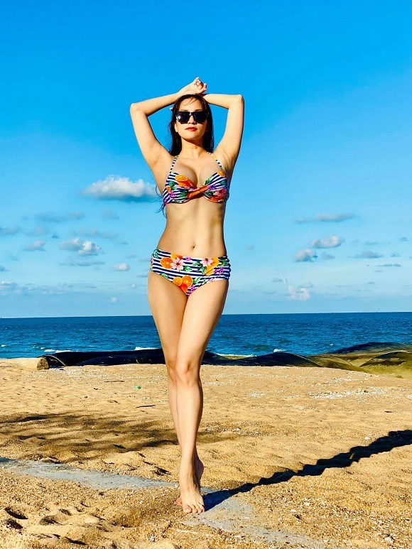 'Bà mẹ 2 con' Khánh Thi diện bikini khoe vòng eo săn chắc đáng ngưỡng mộ