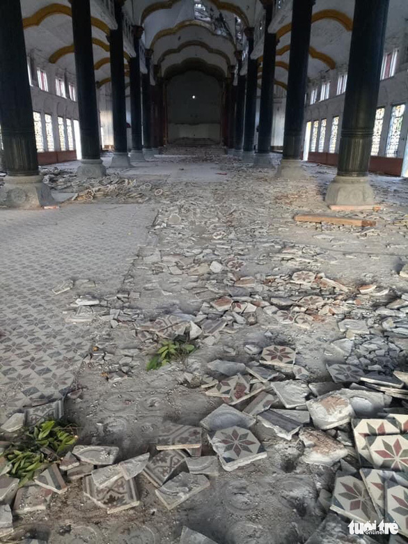 Sau hơn 1 năm trì hoãn, nhà thờ Bùi Chu tiếp tục được tháo dỡ