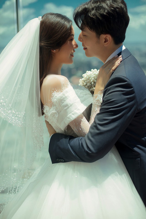 Á hậu Thuý Vân tung ảnh cưới cực ngọt tại tòa nhà cao nhất Việt Nam