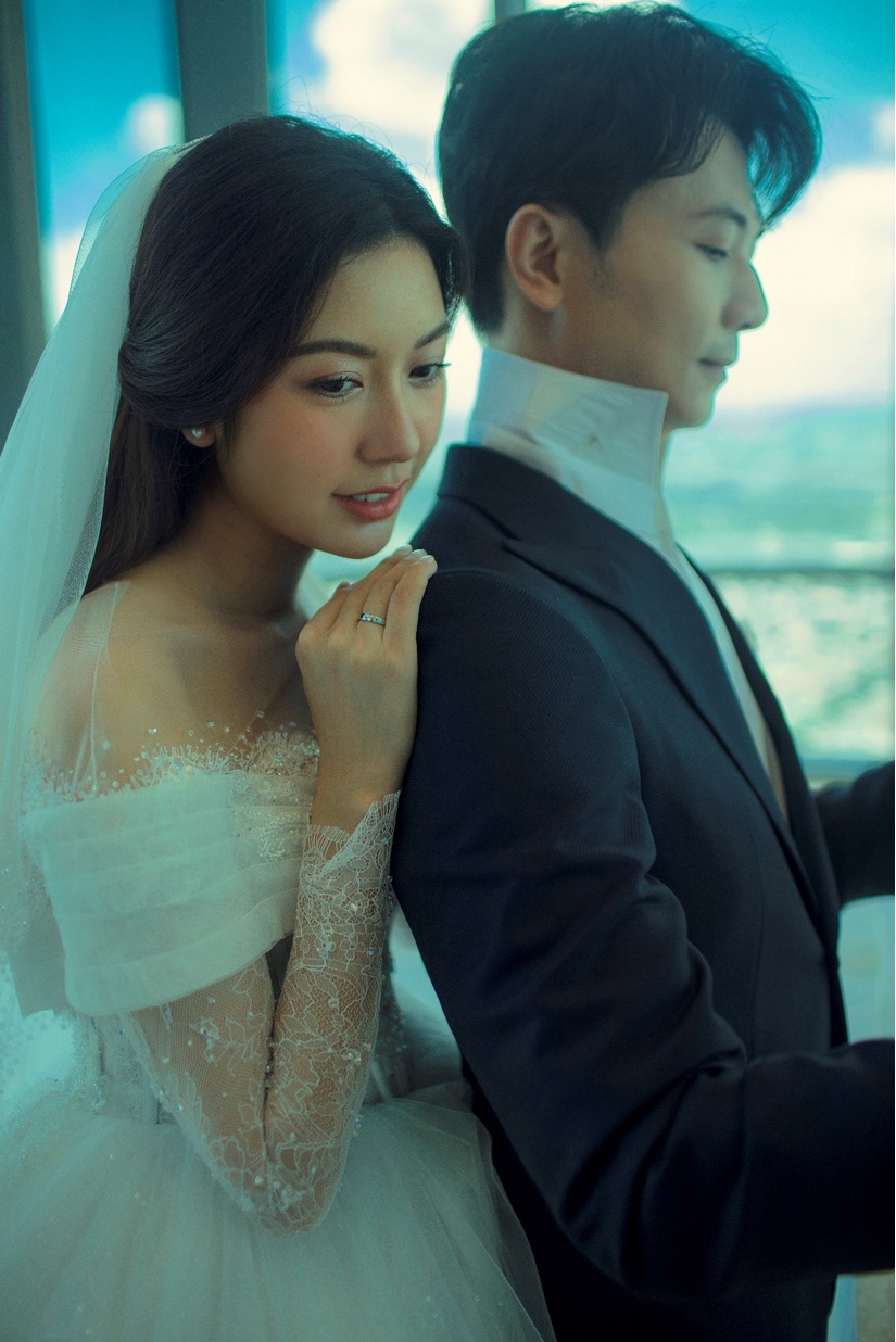 Á hậu Thuý Vân tung ảnh cưới cực ngọt tại tòa nhà cao nhất Việt Nam