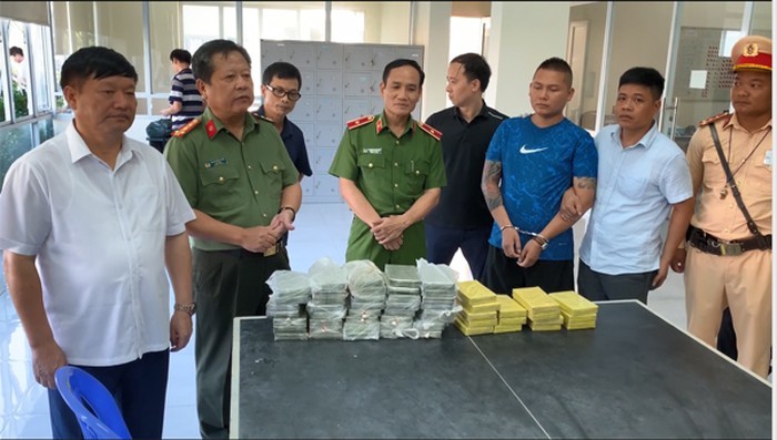Bắt quả tang ô tô vận chuyển 54 bánh heroin từ Điện Biên về Hưng Yên