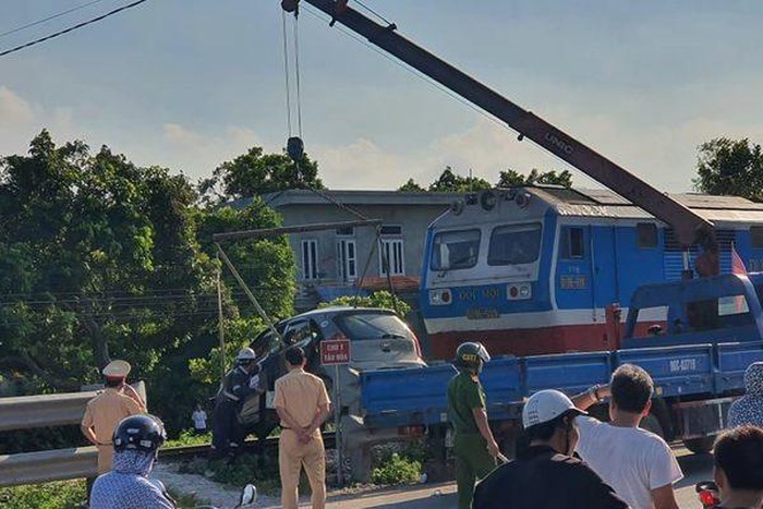 Vượt đường sắt xe taxi bị tàu hỏa hất văng 100m, 3 người thương vong 