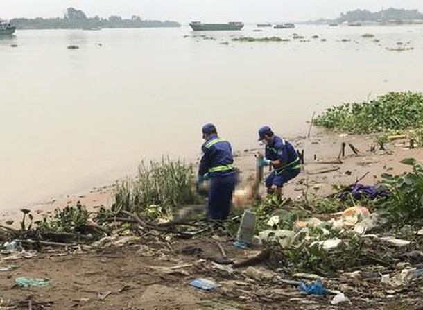 Phát hiện thi thể nam giới đang phân hủy trên sông