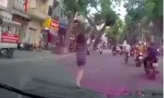 Cô gái đứng vén váy giữa phố, hành động 'lạ' khiến cộng đồng mạng dậy sóng