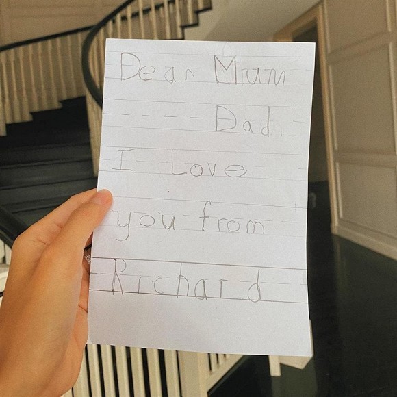 Mới 5 tuổi, con trai Hà Tăng đã biết viết thư bằng tiếng Anh gửi bố mẹ