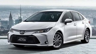  Toyota Altis giảm giá 180 triệu đồng 