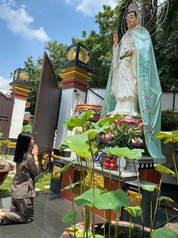 Sau loạt ồn ào liên quan đến đường dây bán dâm, Hoa hậu Jolie Nguyễn chia sẻ hình ảnh tiều tuỵ đi lễ chùa