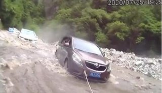 Buộc dây thừng giải cứu 45 ôtô khỏi dòng lũ xiết ở Trung Quốc