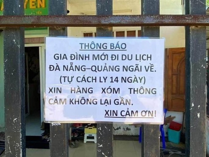 Treo biển Xin hàng xóm thông cảm không lại gần vì từ Đà Nẵng về