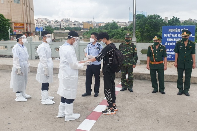 5 người nhập cảnh trái phép vào Việt Nam được trao trả lại phía Trung Quốc