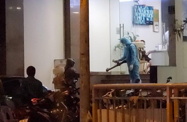 Một khách sạn đối diện bệnh viện Chợ Rẫy được phun khử trùng trong đêm