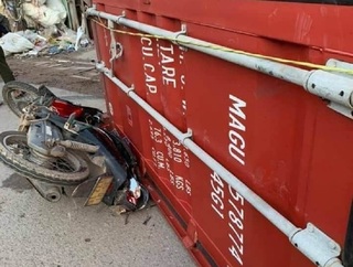 Xe container rơi thùng đè chết một phụ nữ đang đi xe máy