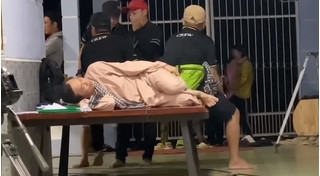 Hình ảnh NSƯT Hoài Linh co ro ngủ ở trường quay khiến fan xót xa