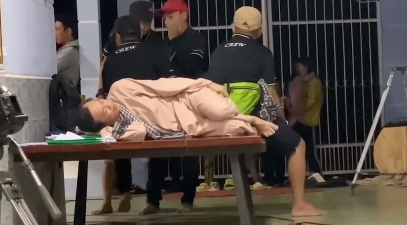 NSƯT Hoài Linh nằm ngủ gục trên trường quay vì kiệt sức khiến fan xót xa