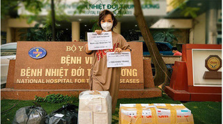 Ca sĩ Thái Thùy Linh tặng khẩu trang cho y bác sĩ Đà Nẵng