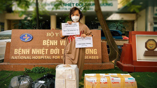 Thái Thùy Linh tặng và kêu gọi góp khẩu trang cho y bác sĩ Đà Nẵng