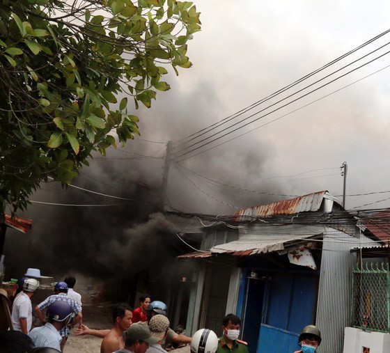 Hỏa hoạn ở khu dân cư, gần chục căn nhà bị cháy rụi