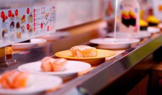 Liếm sushi băng chuyền ở Nhật Bản, cô gái Việt bị 'ném đá' dữ dội