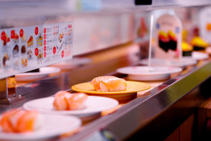 Liếm sushi băng chuyền ở Nhật Bản, cô gái Việt bị ném đá dữ dội