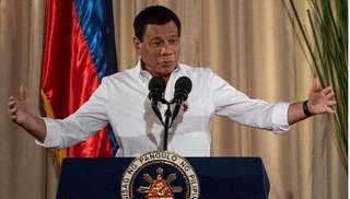 Tổng thống Philippines khuyên khử trùng khẩu trang bằng xăng dầu